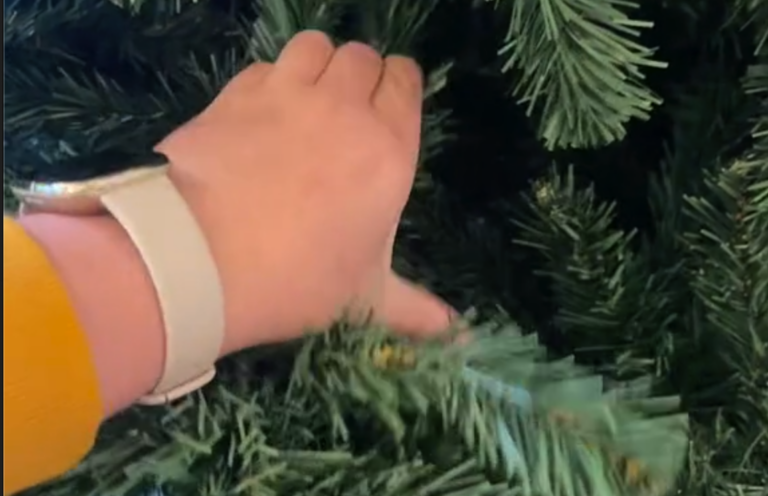 WAT!? Mensen komen er achter hoe je een kerstboom juist kan laten uitzakken met simpele truc
