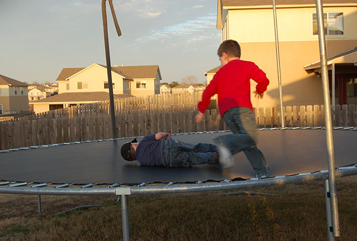 Lies: “Mijn buren weigeren om de trampoline uit hun tuin te halen, omdat ik er overlast van heb”