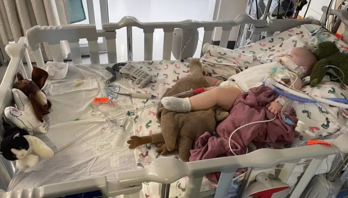 WAARSCHUWING: Baby vecht voor leven nadat populair speelgoed haar darmpjes laat scheuren