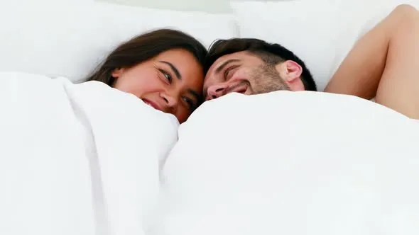 Met deze anti-snurk dekbedden is je snurkende partner eindelijk stil en je koopt ze voor een prikkie bij de Action