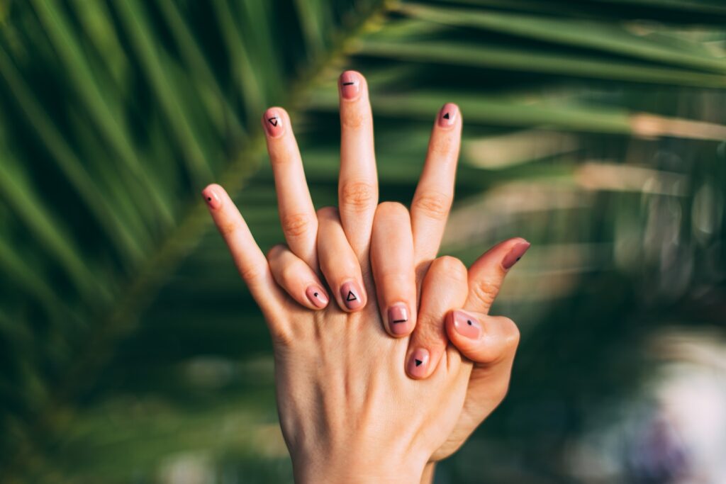 gele vingernagels schoonmaken