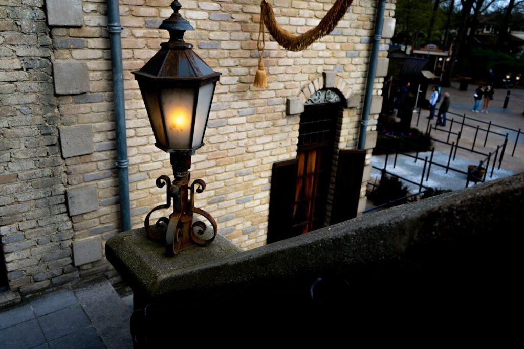 a street light sitting on the side of a building